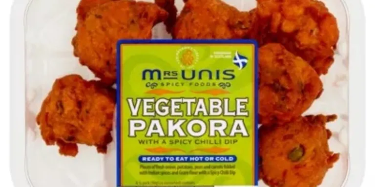 Vegetable pakora with spicy chilli dip 